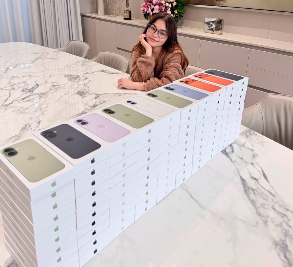 Ivana Alawi iPhones